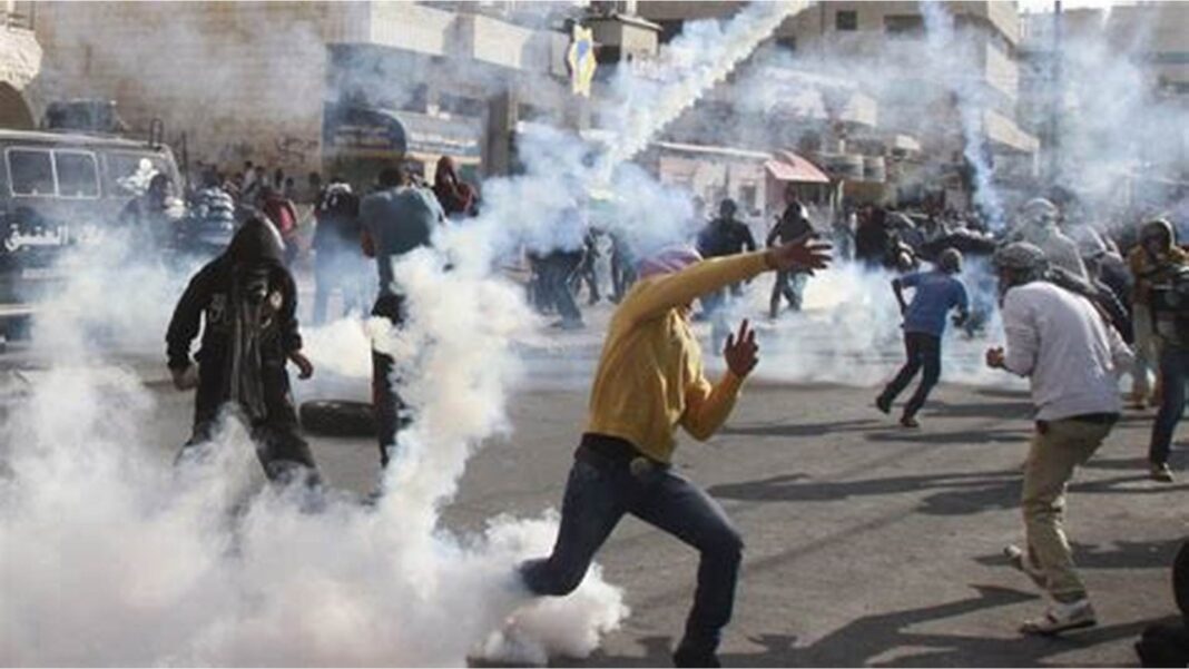 Des palestiniens blessés par les soldats israéliens en Cisjordanie Manifestation avec des jeunes et des gaz lacrymogènes en Cisjordanie.
