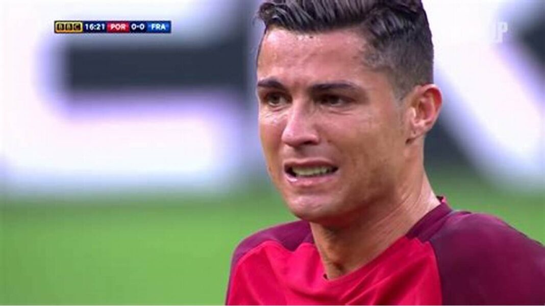 Cristiano Ronaldo « dévasté » par le décès de son fils Cristiano Ronaldo en larmes lors d'un match de football.