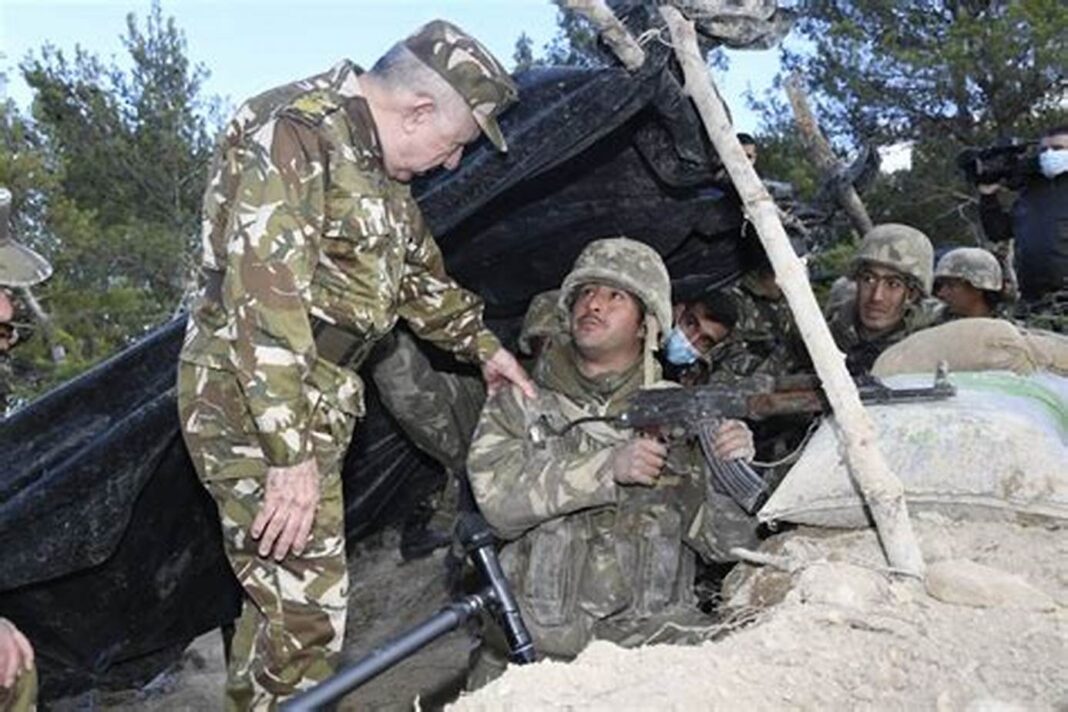 un «terroriste», abattu par l’armée algérienne le 2 décembre 2020, ressuscite à la télévision d’État le 6 avril 2022 Soldats en uniforme dans une zone de combat avec un officier.