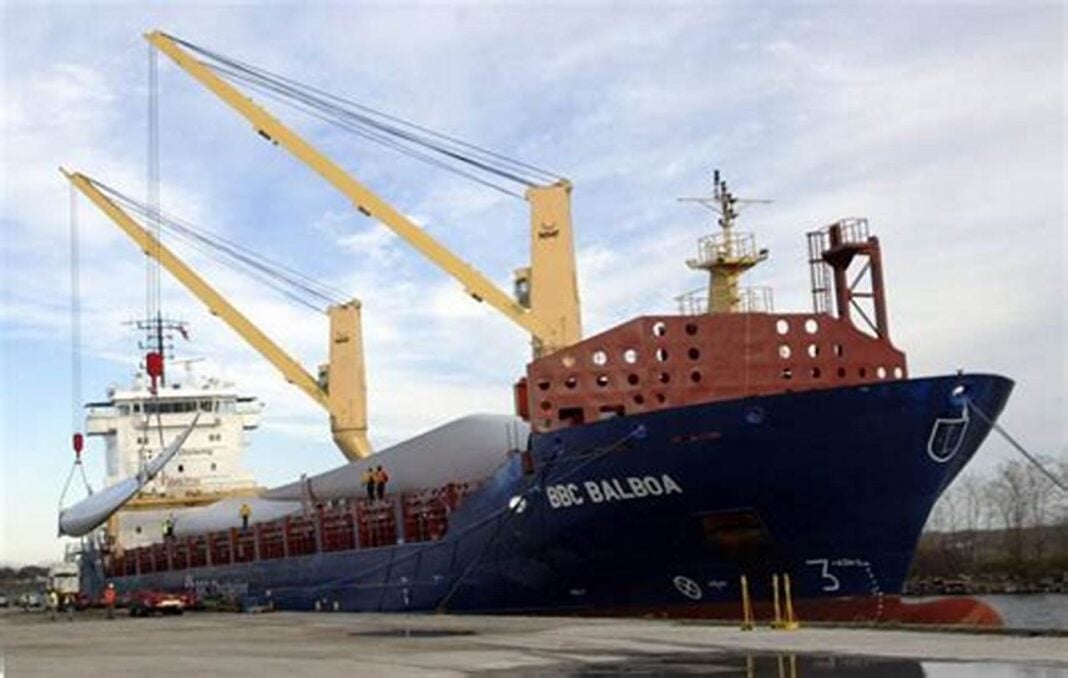 Navire de la Compagnie nationale algérienne de navigation suspendu en port belge.