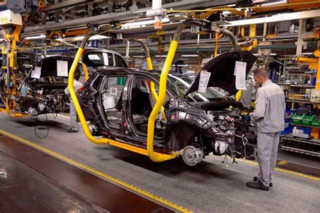 Le Maroc 1er constructeur d’automobile en Afrique devant l’Afrique du sud Ligne de production automobile au Maroc, avec un technicien inspectant une voiture en assemblage.