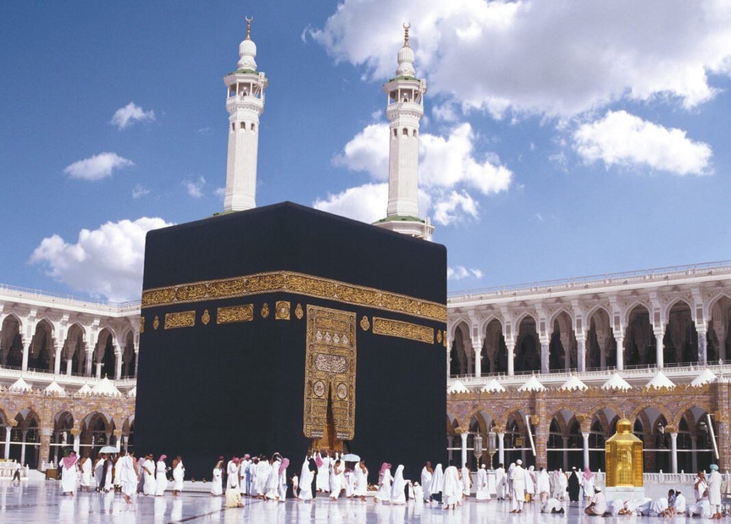 Demande de visa en ligne pour la Omra : Voici les 4 étapes à suivre La Kaaba, lieu saint de l'islam, à La Mecque, avec des pèlerins en prière.