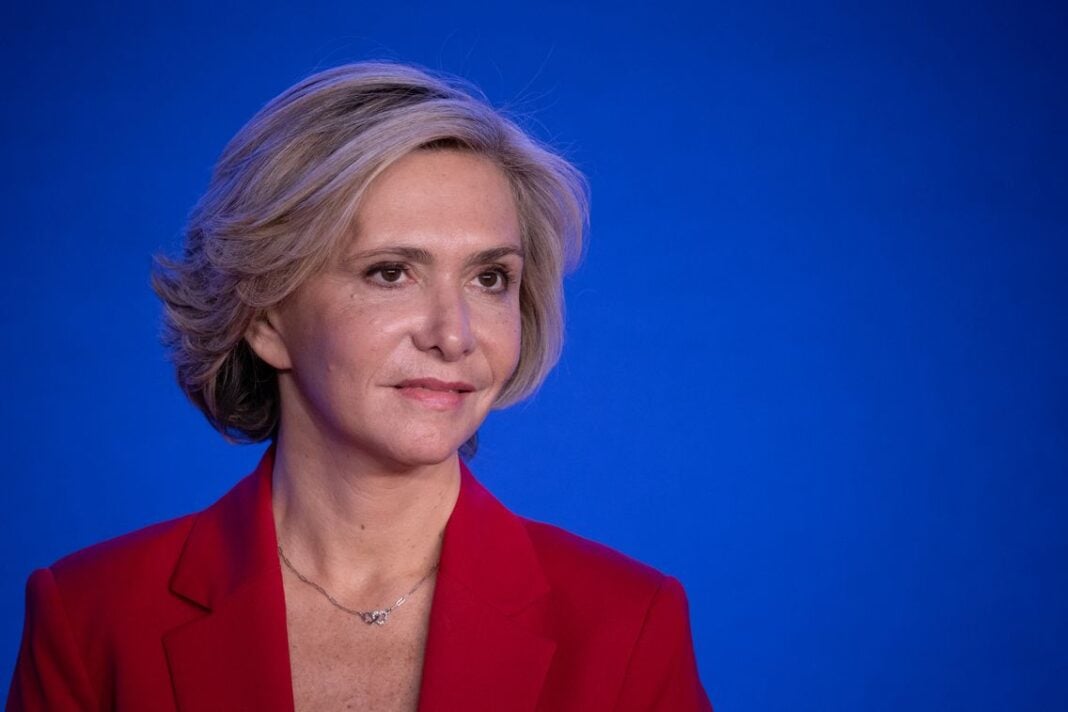 Cette candidate à la présidentielle française demande des « dons » pour rembourser ses dettes de campagne Femme politique en costume rouge lors d'une interview.