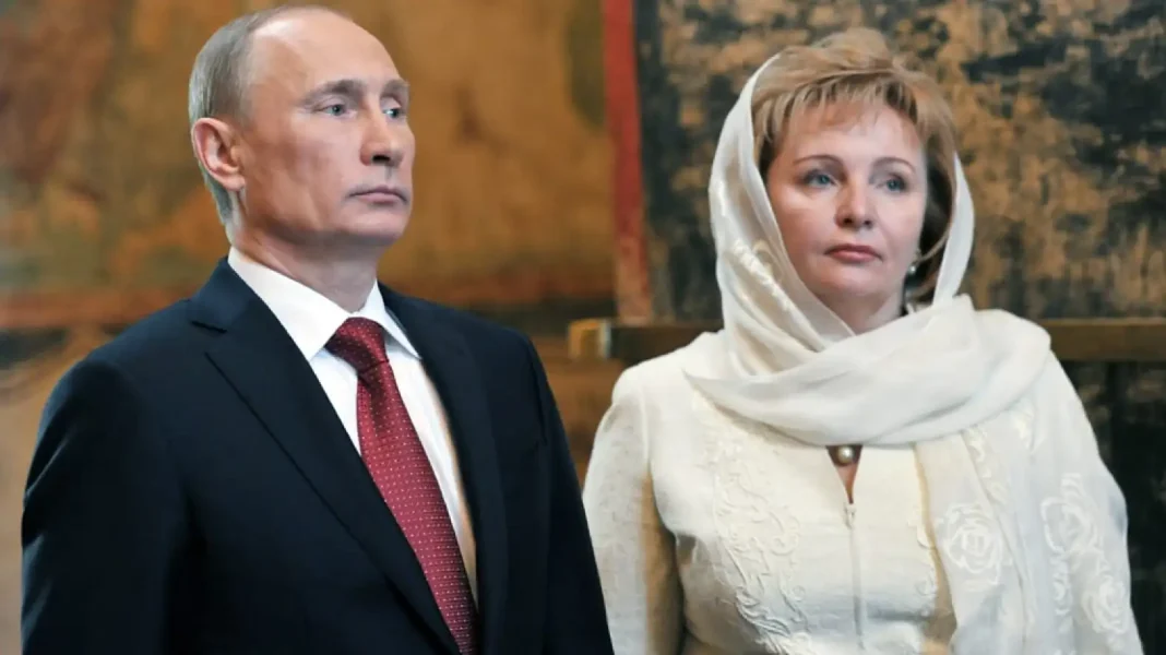 L’ex-femme de Poutine fait des révélations de taille… Vladimir Poutine et son ex-femme lors d'une cérémonie officielle.