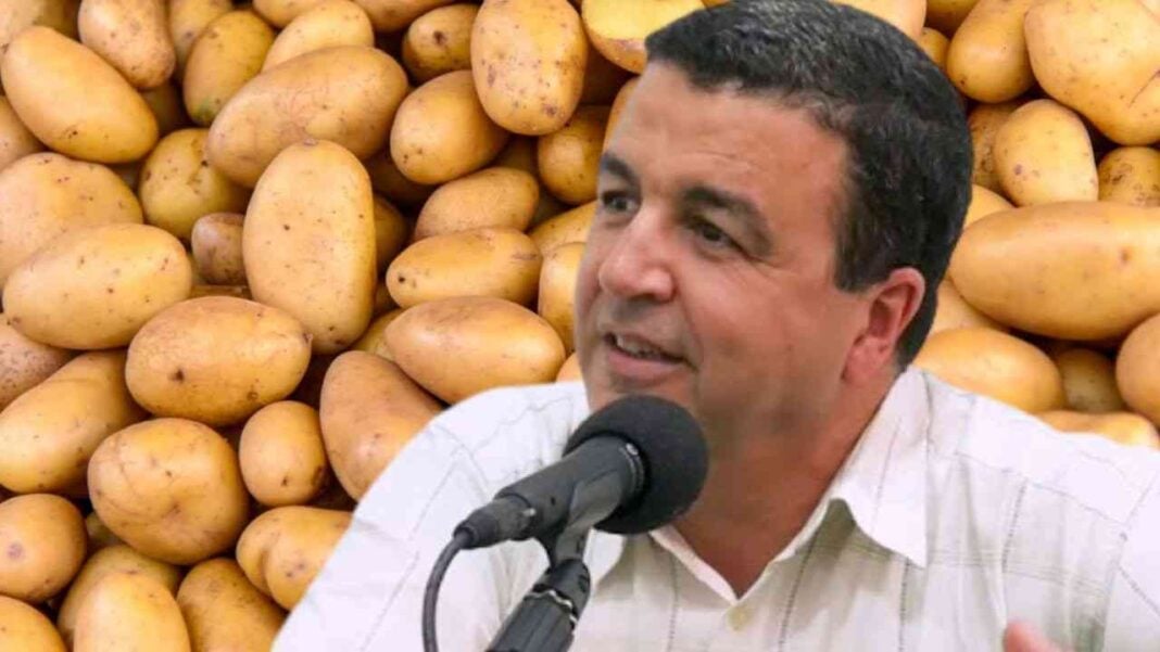Algérie :très grande augmentation du prix de la pomme de terre Homme parlant à un micro avec des pommes de terre en arrière-plan.