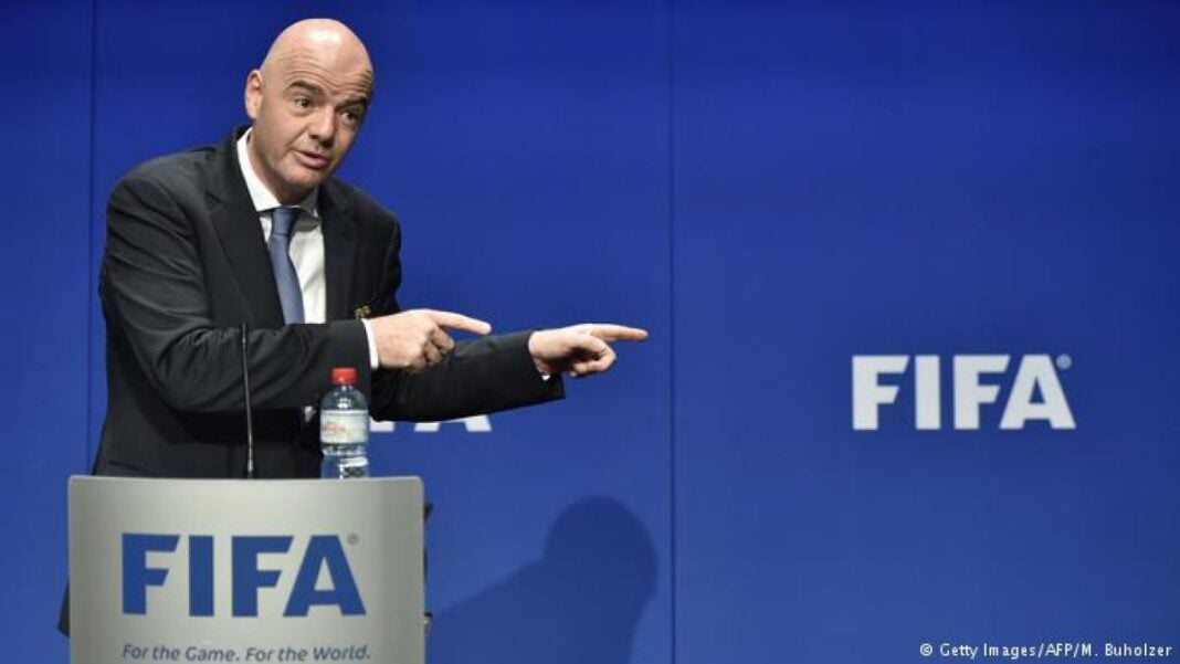 Affaire Gassama : l’équipe d’Algérie peut être également sanctionnée par la FIFA, voici la raison Homme en costume parlant lors d'une conférence FIFA avec logo en arrière-plan.