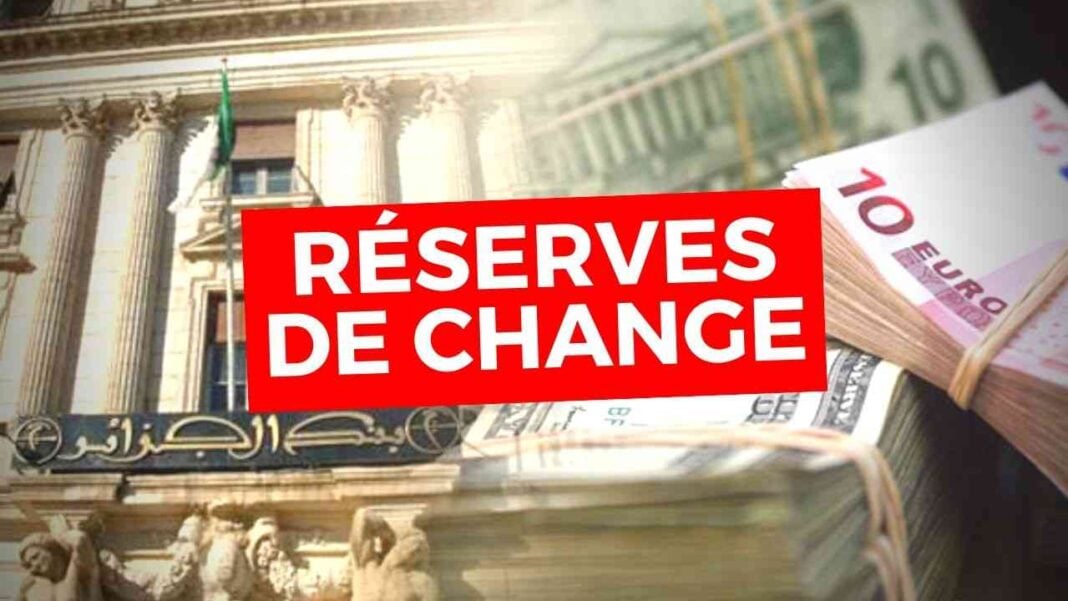Réserves de change en Algérie Montage d'argent et billets de banque avec bâtiment officiel en arrière-plan.