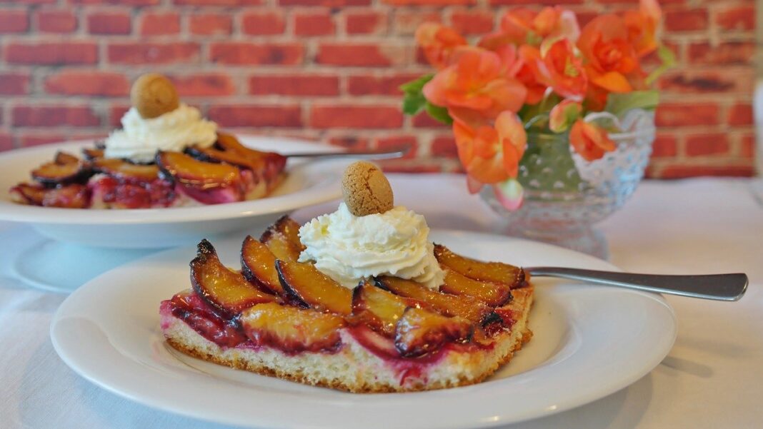 Algérie : Hausse des prix des gâteaux juste avant l’Aïd El Fitr 2022 Part de gâteau aux fruits avec crème et amandes, prêt à être servi.