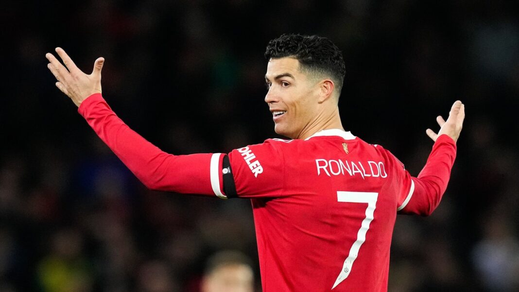 Une enquête de police ouverte contre Cristiano Ronaldo Cristiano Ronaldo portant le maillot rouge de Manchester United.