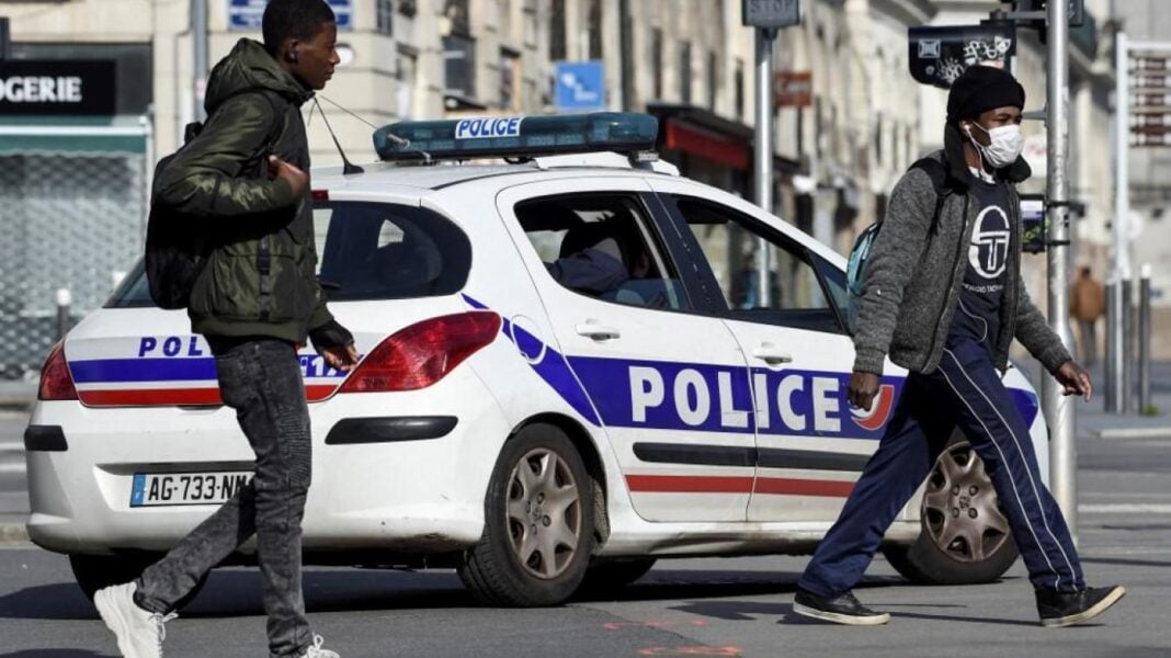 Un mineur algérien sème la panique à torino Deux jeunes hommes avec masques près d'une voiture de police à Turin.