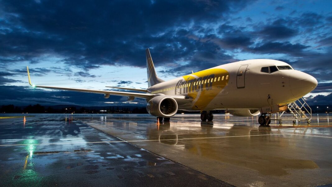Alger : Deux femmes arrêtées pour… Avion commercial jaune et blanc sur le tarmac lors du coucher du soleil.