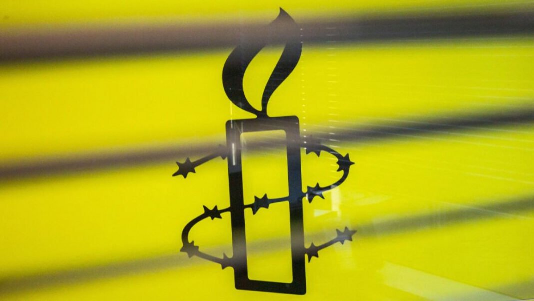 Amnesty international Algérie: Fares Bedhouche désormais président Bougie avec fil de fer barbelé, symbole de résistance et de mémoire.