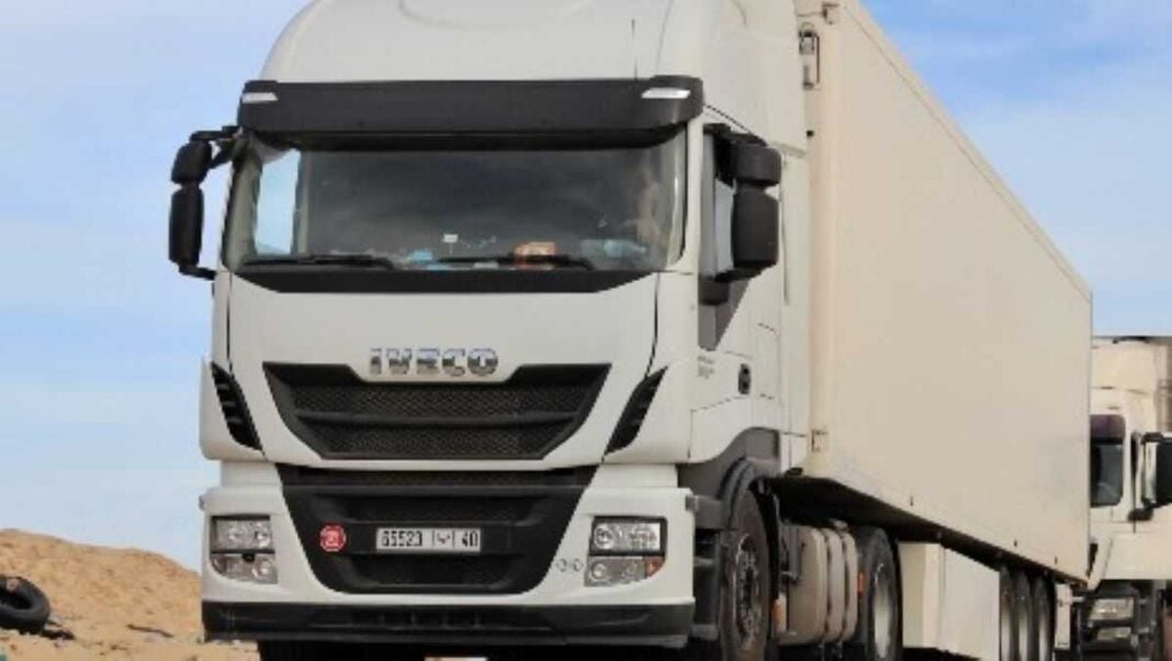 Camion de transport en Algérie Camion blanc de transport de marchandises en Algérie.