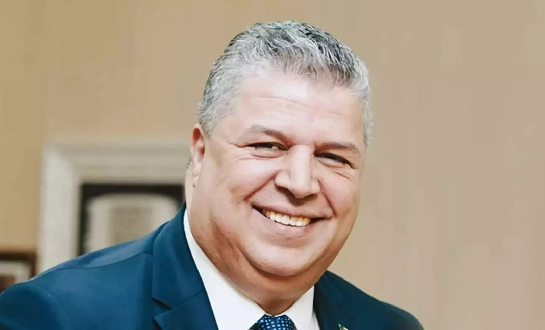 Charaf-Eddine Amara : Ma démission est irréversible et j’ai reçu des… Charaf-Eddine Amara souriant lors d'une conférence ou événement officiel.