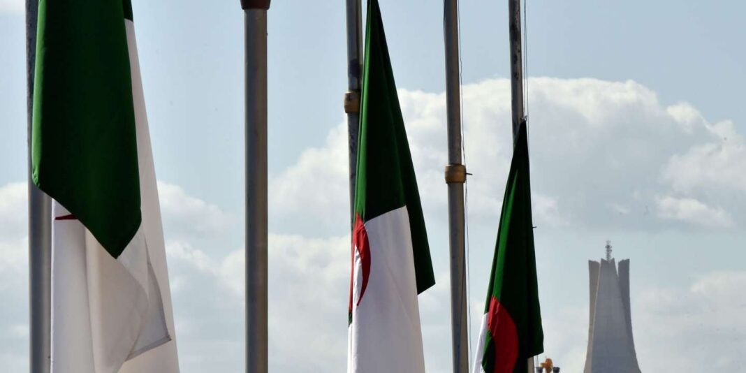 Drapeaux du Maghreb en plein vent Drapeaux du Maghreb flottant lors d'une cérémonie officielle.