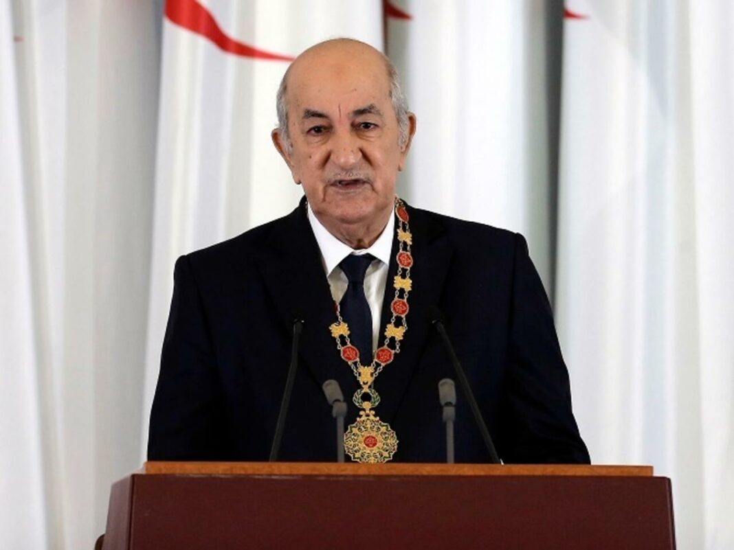 JM Oran-2022: Tebboune préside une réunion sur les derniers préparatifs Homme politique âgé parlant lors d'une conférence officielle.