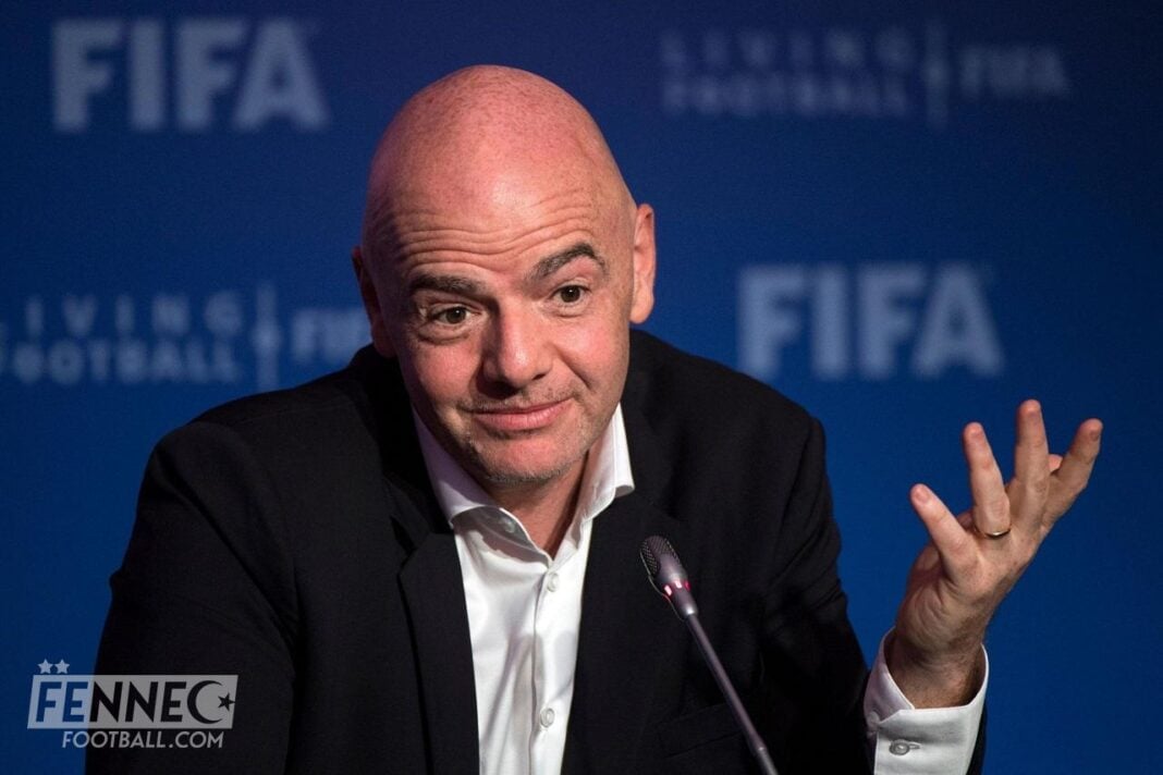 Homme en costume lors d'une conférence FIFA.