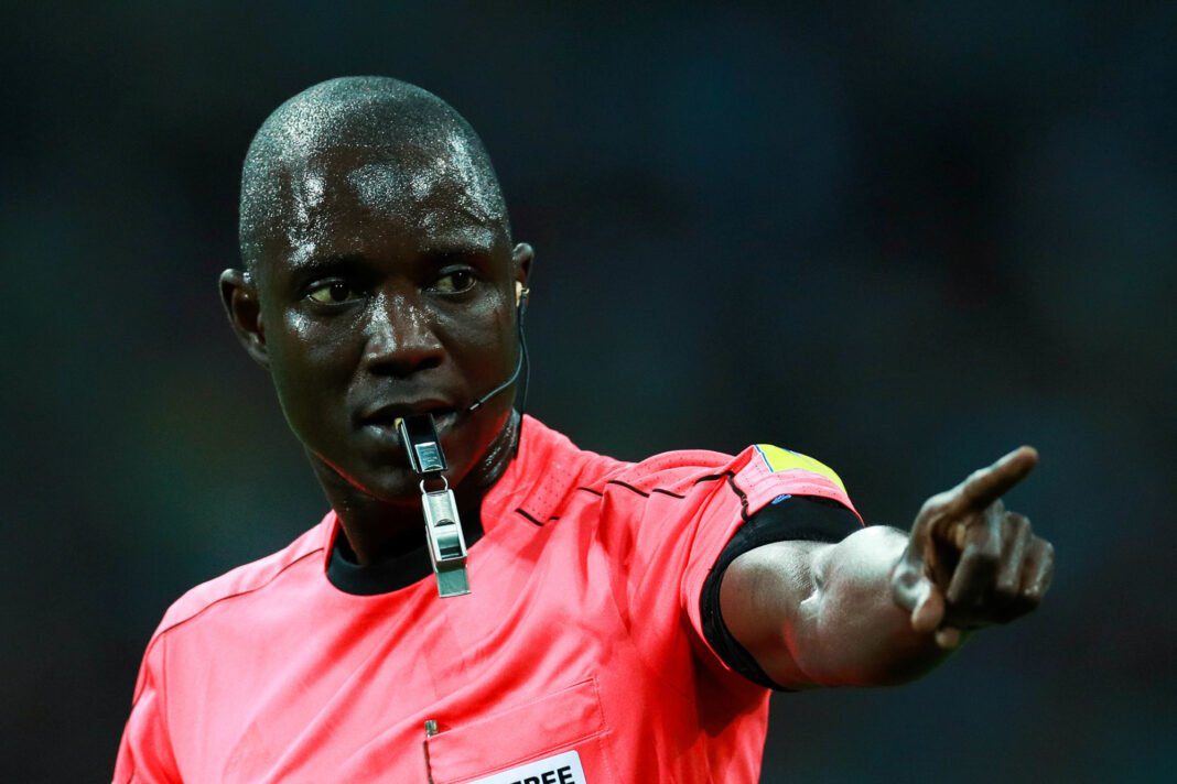 Affaire Gassama : la FAF se prononce à nouveau Arbitre de football professionnel donnant une instruction sur le terrain.