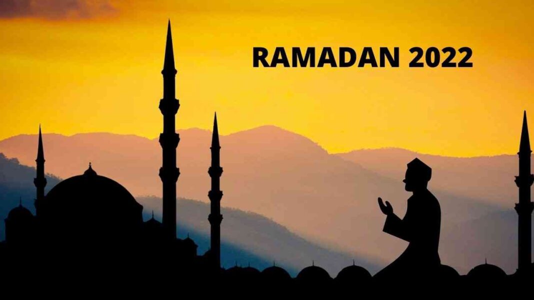 Ramadan 2022 : certains pays annoncent la date pour dimanche Coucher de soleil avec silhouette d'un musulman priant.