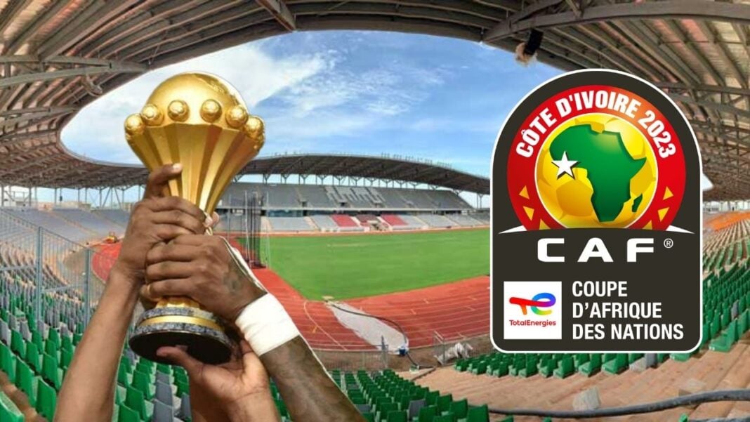 Tout savoir sur les éliminatoires de la CAN 2023 Trophée de la Coupe d'Afrique 2023, stade plein, ambiance festive.