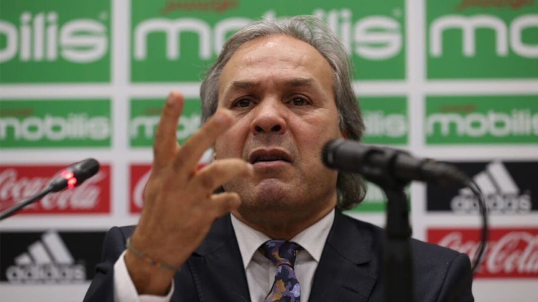 Rabah Madjer s'exprime lors d'une conférence de presse sportive.