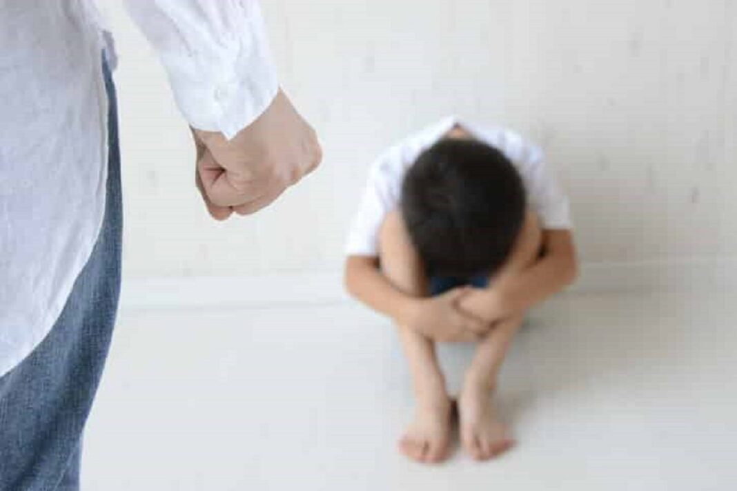 Enfant pleurant et parent en colère, conflit familial.