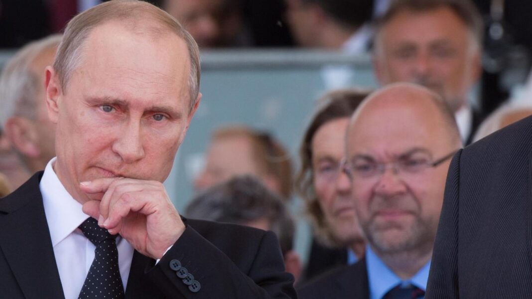 Pour contourner les sanctions économiques, la Russie fait appel au Maroc Vladimir Poutine en réflexion lors d'une cérémonie officielle.