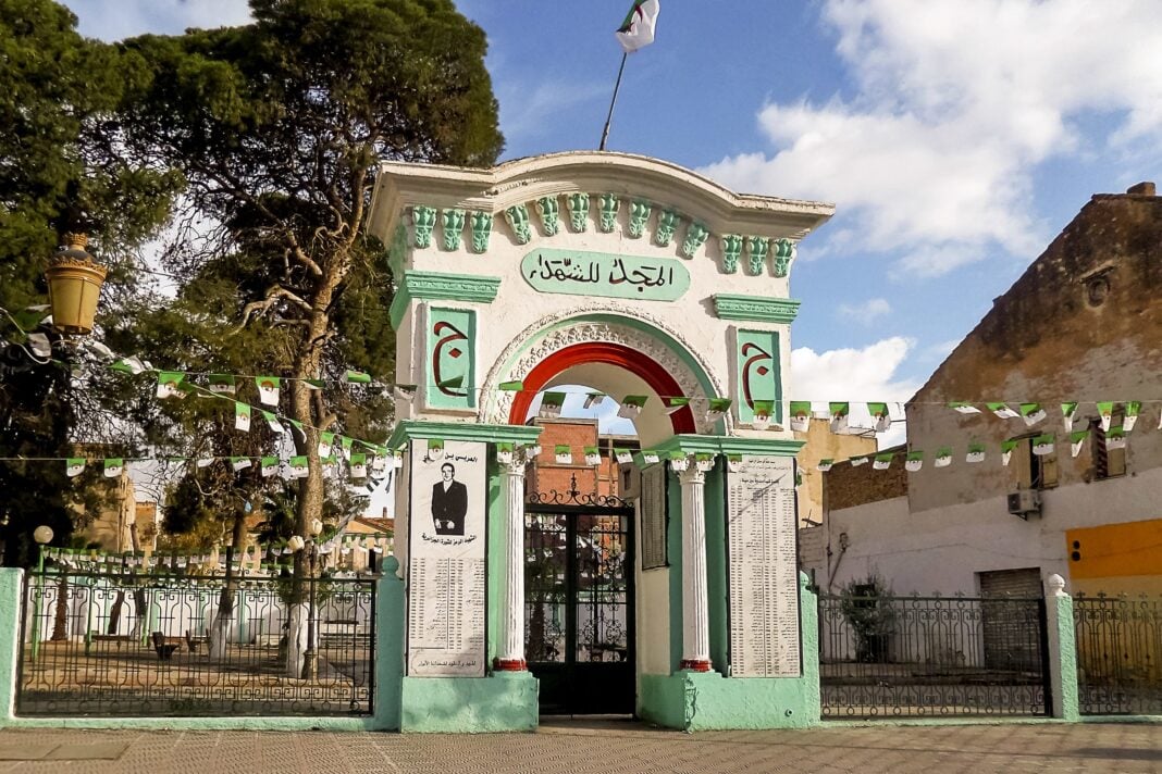 Patrimoine mondial: l’Algérie dépose le dossier de candidature «Gravure sur métaux» au près de l’Unesco Porte ancienne de Tunis avec drapeau et décorations colorées.