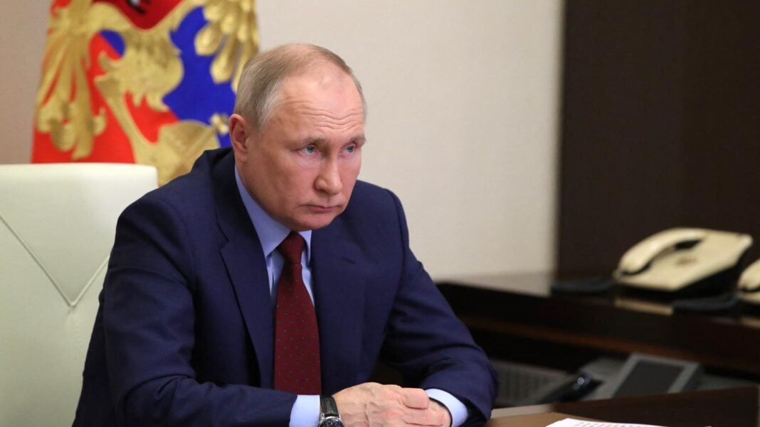 Voici la réaction de la Russie de Poutine après sa suspension du conseil des droits de l l’homme Vladimir Poutine lors d'une réunion officielle au bureau.