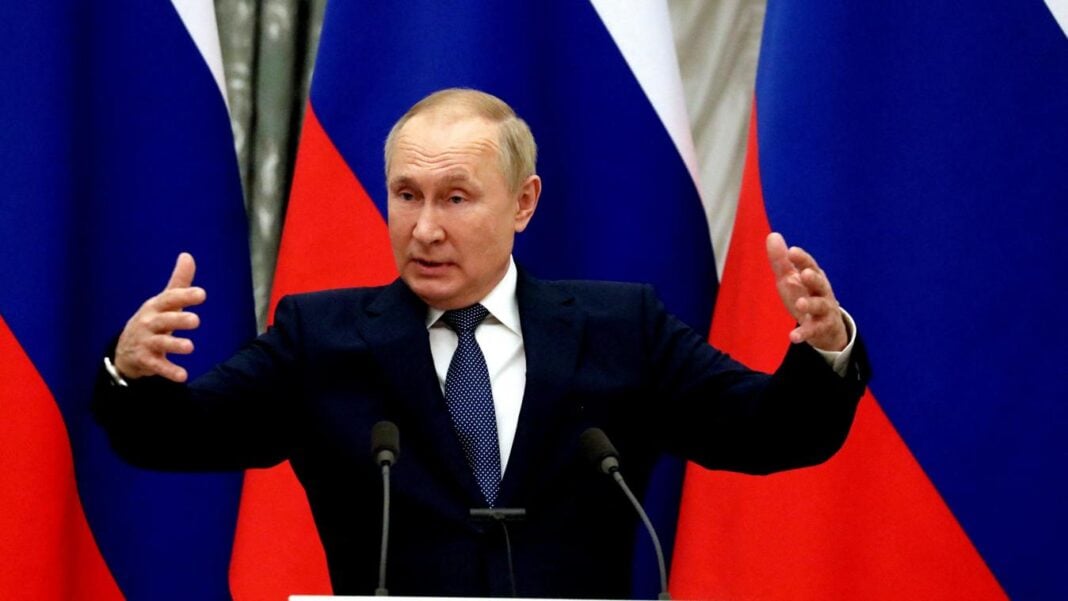 Guerre en Ukraine : la Russie « atteindra ses objectifs sans aucun doute» dixit Poutine Vladimir Poutine parlant lors d'une conférence avec drapeaux russes en arrière-plan.