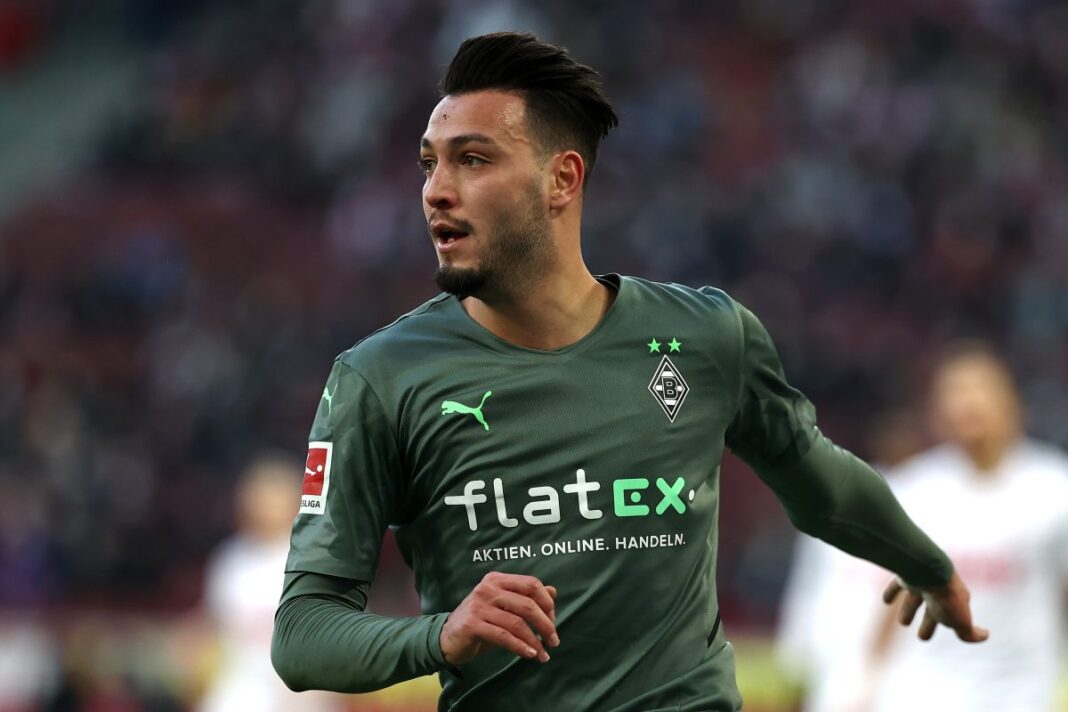 Bensebaini dans le viseur de plusieurs géants européens, Juventus… Joueur de football en action portant un maillot vert.
