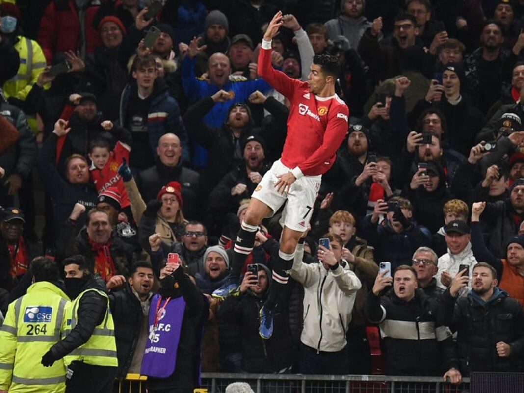 Première League : auteurs d’un triplé Cristiano Ronaldo donne la victoire à Manchester United face à Norwich Cristiano Ronaldo en célébration lors d'un match de football avec supporters.