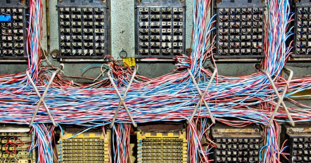 Câblage complexe de serveurs avec câbles colorés dans un centre de données.
