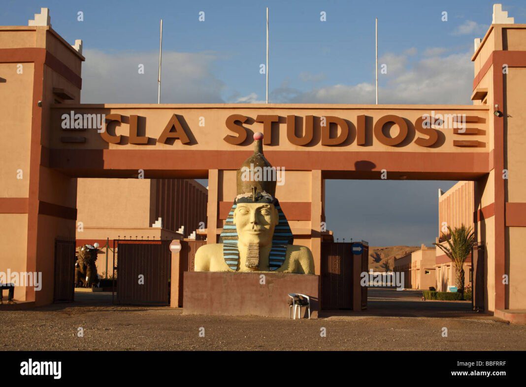Le Maroc désormais dans le top 10 mondial des destinations « cinématographiques » les plus populaires Entrée de La Studio avec sphinx égyptien en façade, architecture marocaine.