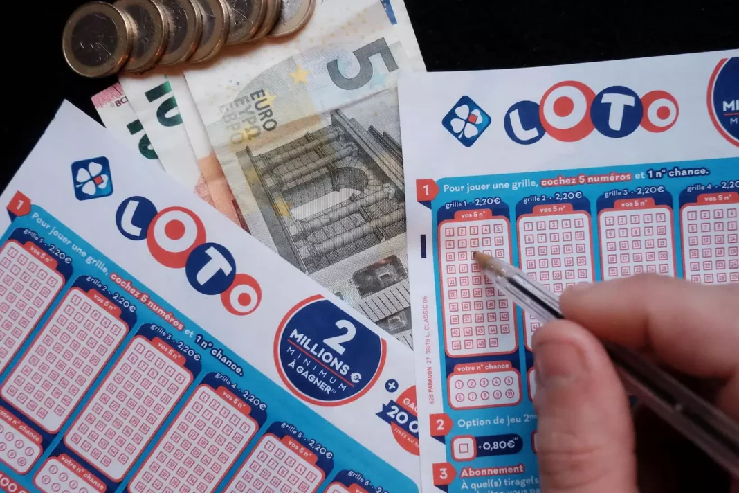 Loto : La bataille d’un Algérien sans papiers pour récupérer son gain de 250 000 euros Jeu de loto avec billets, argent et un stylo pour jouer.
