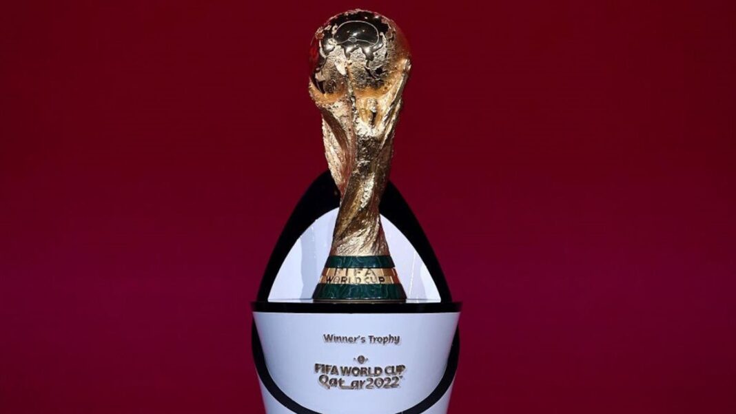 Trophée de la Coupe du Monde 2022 en or et argent.
