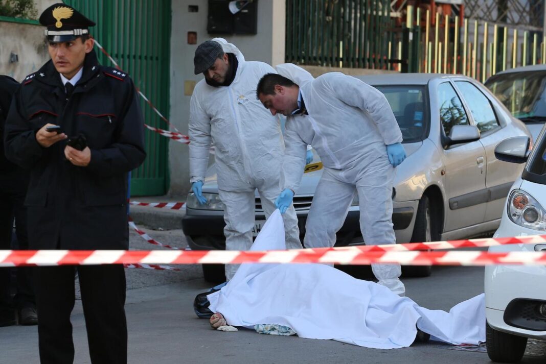 Drame: Un jeune Algérien poignardé à mort à Marseille Enquêteurs sur la scène d'un crime avec un corps couvert au sol.