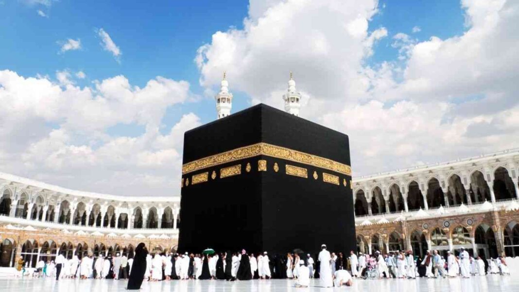 Le Sacré-Cœur à La Mecque Pèlerins autour de la Kaaba à La Mecque, lieu saint islamique.