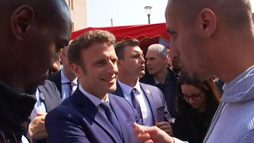 A peine réélu, Emmanuel Macron visé par un jet de tomates lors d’un déplacement Emmanuel Macron saluant des personnes lors d'un déplacement officiel.