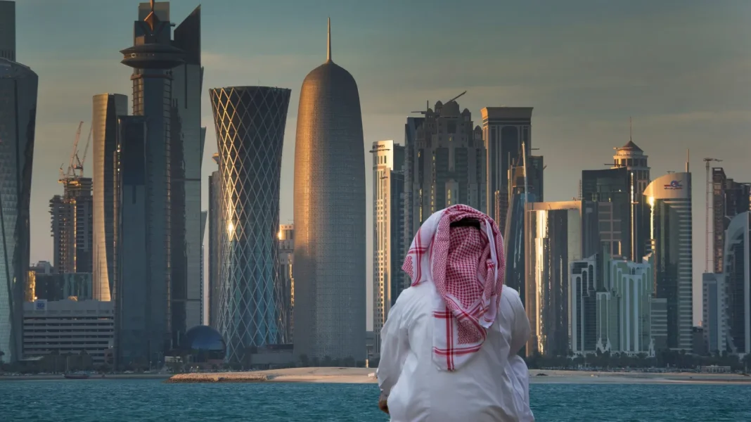 Qatar : 82 000dollars de prime pour encouragement le mariage Vue du skyline de Doha avec gratte-ciel modernes au coucher du soleil.