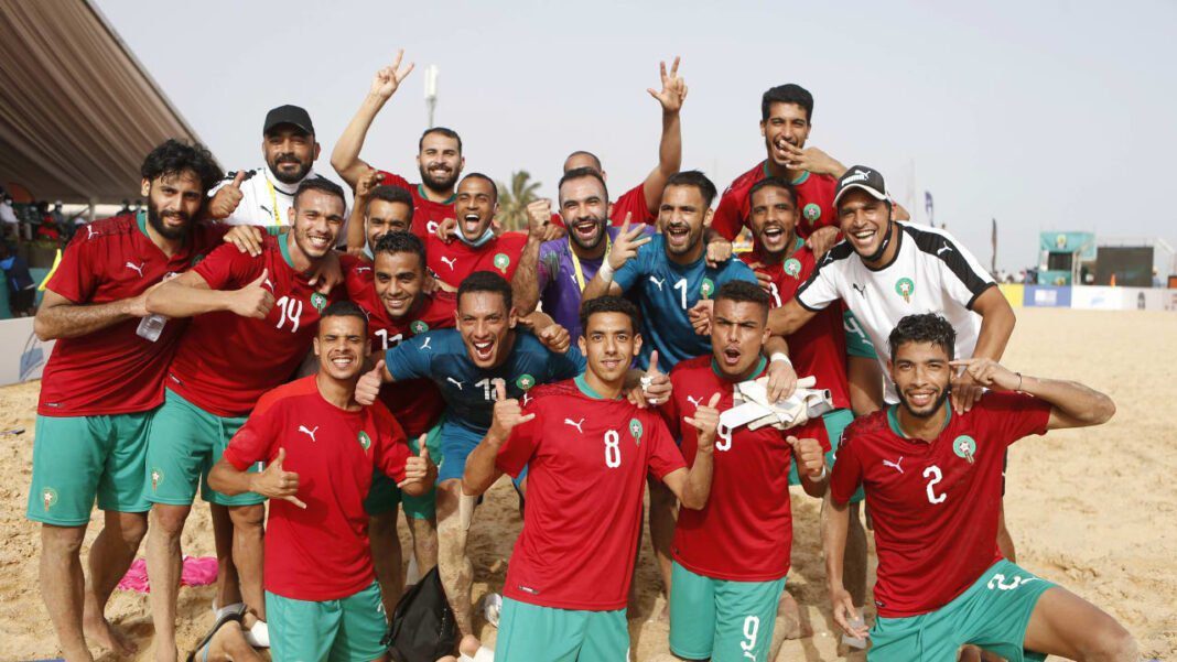 Voici les ambitions du coach Oumar Sylla pour l’équipe de Beach soccer du Maroc L'équipe marocaine de beach soccer célébrant leur victoire.