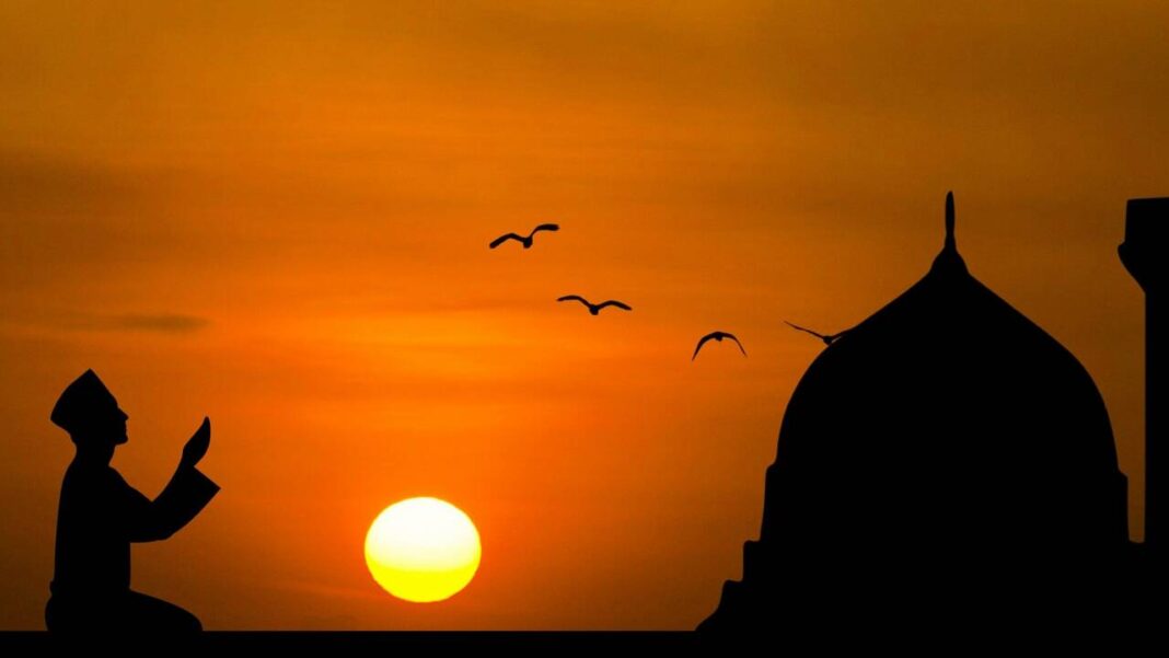 Coucher de soleil au Maghreb Silhouette d'une personne priant au coucher du soleil avec oiseaux en vol.