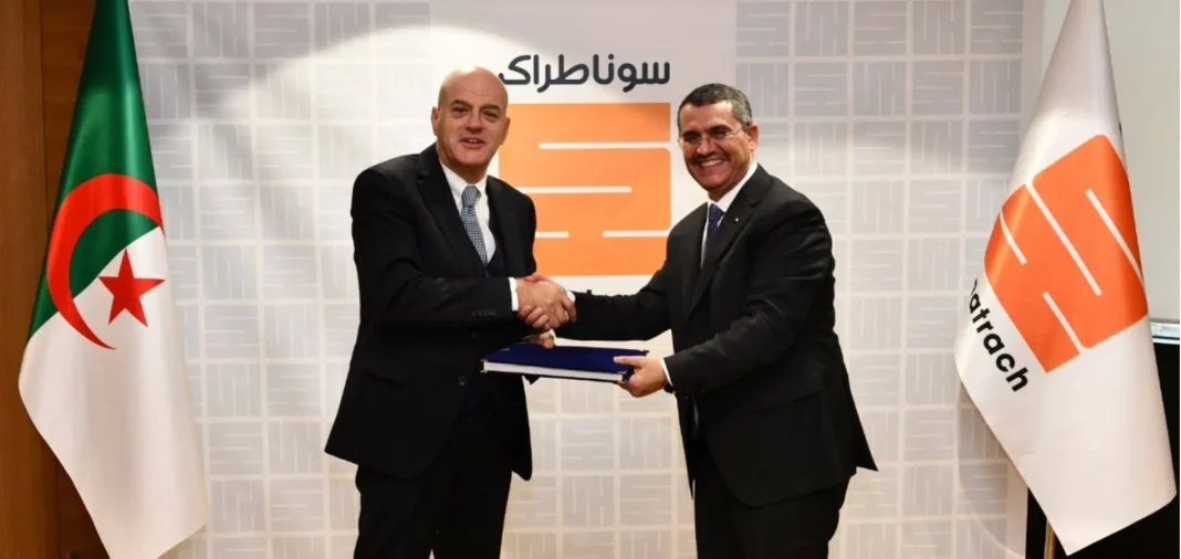Eni signe un accord avec Sonatrach sur le gaz en Algérie Deux hommes en costume se serrent la main lors d'une signature officielle.