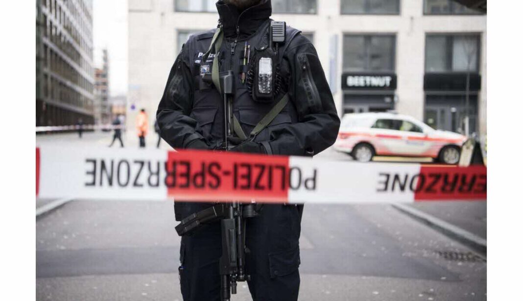 Sécurité urbaine et contrôle de la foule Agent de sécurité en uniforme avec barrière de police en ville.