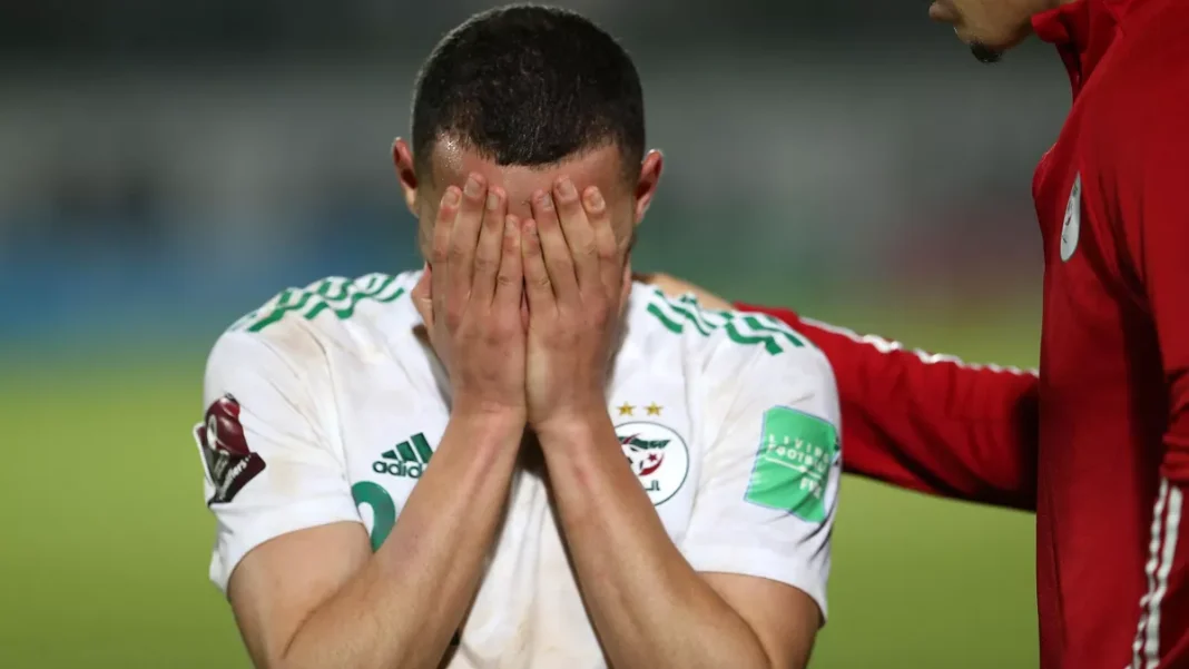 VAR Algérie-Cameroun : l’ENTV accusé de ne pas avoir déployé suffisamment de caméras pour couvrir tous les angles Joueur de football en détresse avec un entraîneur lors d'un match.