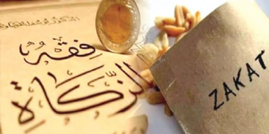 Ramadan 2022: le montant de la zakat est de … Coffret de Zakat avec pièces d'or et billets, symbolisant la charité islamique.