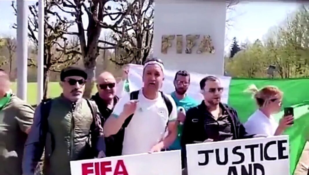 Supporters manifestant devant la FIFA pour la justice sportive en Algérie.