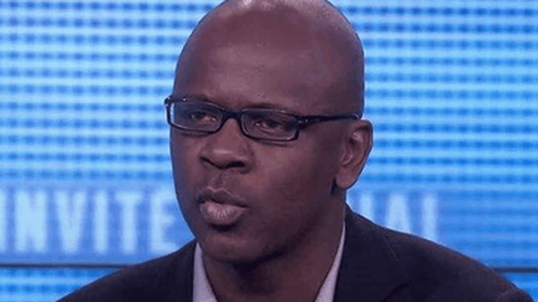 Lilian Thuram lors d'une interview Lilian Thuram, ancien footballeur, en interview sur un plateau télé.