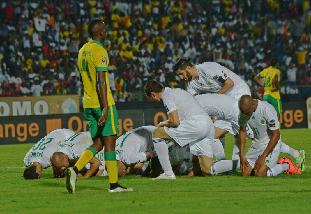 L’équipe Algérie et l’Afrique du sud s’affronteront en match amical le … Joueurs de football en action lors d'un match amical.