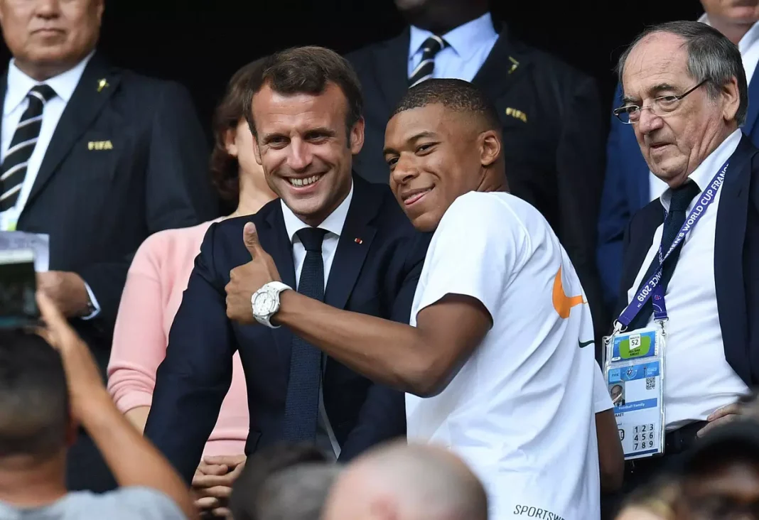Affaire Mbappé au PSG: Découvrez comment Macron a convaincu KM7 Macron et KM7 souriants lors d'une rencontre officielle.